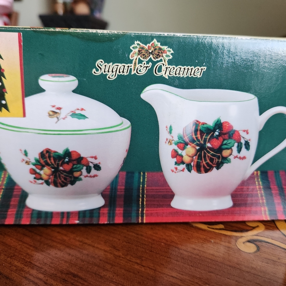 Holiday creamer and sugar set